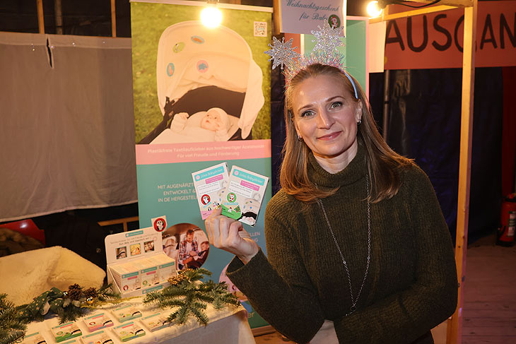 Julies Babysticker auf dem Neuperland Weihnachtsmarkt 2023 an den Adventswochenende 2023 (©Foto: Martin Schmitz) 
